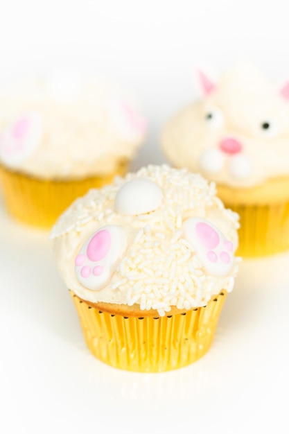 Petits gâteaux de lapin de Pâques sur fond blanc.