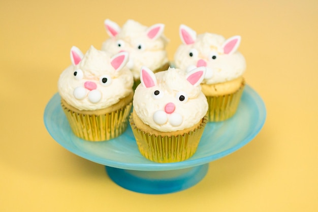 Petits gâteaux de lapin de Pâques sur fond jaune.