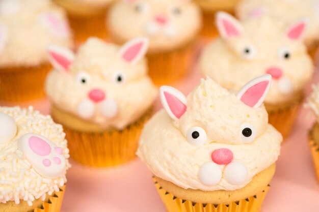 Petits gâteaux de lapin de Pâques sur fond rose.