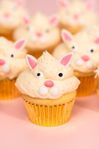 Petits gâteaux de lapin de Pâques sur fond rose.