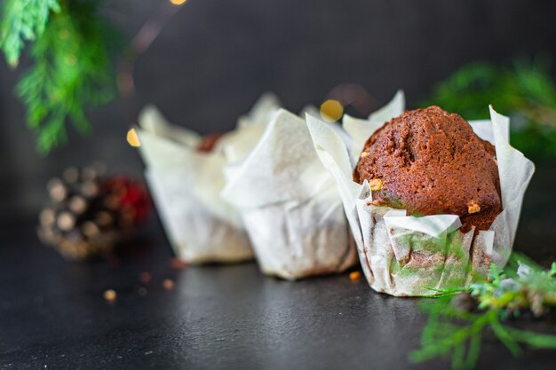 Petits gâteaux muffins au chocolat gâteaux de cuisson maison sur la table