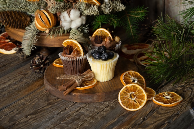 Petits gâteaux de Noël en chocolat blanc et noir, décorés avec des baies