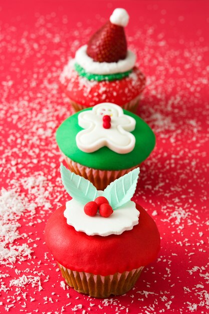 Photo petits gâteaux de noël sur fond rouge