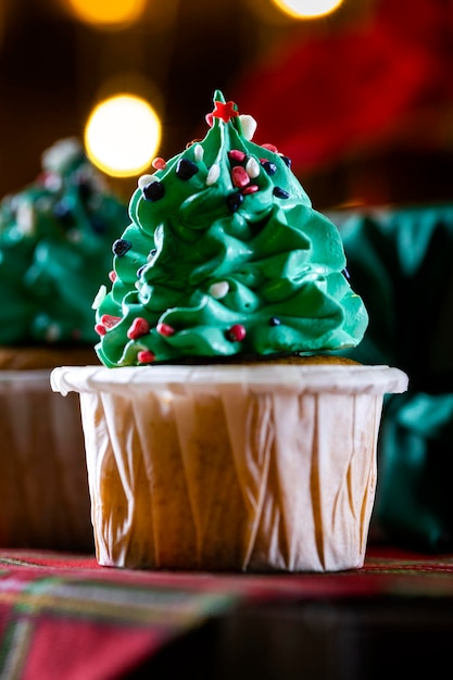 Petits gâteaux de Noël sous la forme d'un sapin de Noël Dessert de Noël libre avec mise au point sélective