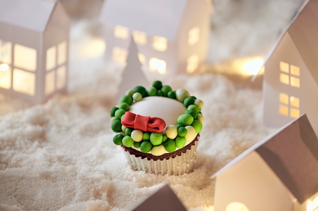 Petits gâteaux de Noël sur la ville de neige