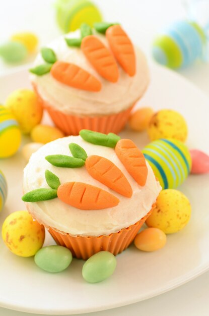 Petits gâteaux de Pâques avec des carottes de bonbons