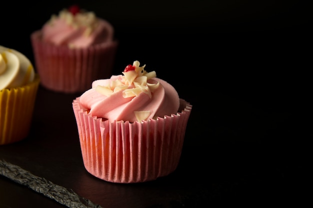 Petits Gâteaux Roses Sur Fond Noir, Anniversaires Ou Petits Gâteaux.