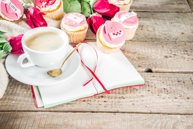 Petits gâteaux de la Saint-Valentin avec une tasse de café