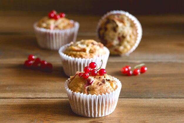 Petits gâteaux savoureux avec des baies sur le dessus de fond en bois Cupcake fait maison avec Berry Apple et épices aux tons