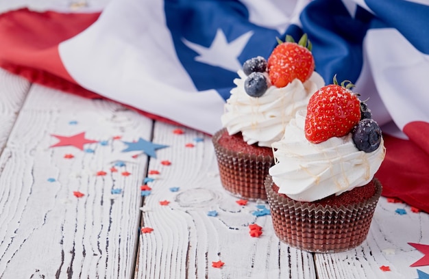 Petits gâteaux sucrés aux myrtilles et fond de drapeau aux fraises