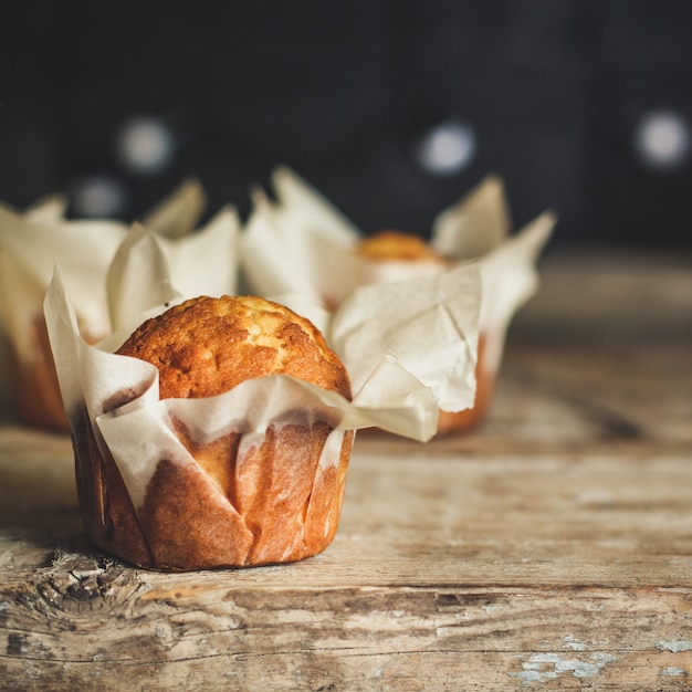 petits gâteaux sur la surface du bois