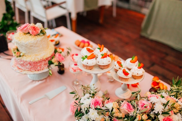 Photo petits gâteaux sur une table de mariage