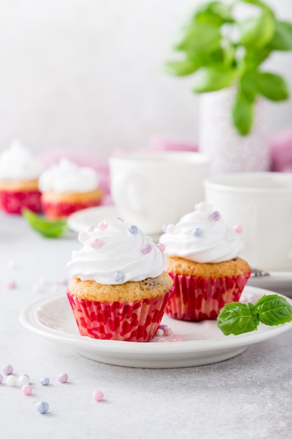 Photo petits gâteaux à la vanille à la crème blanche