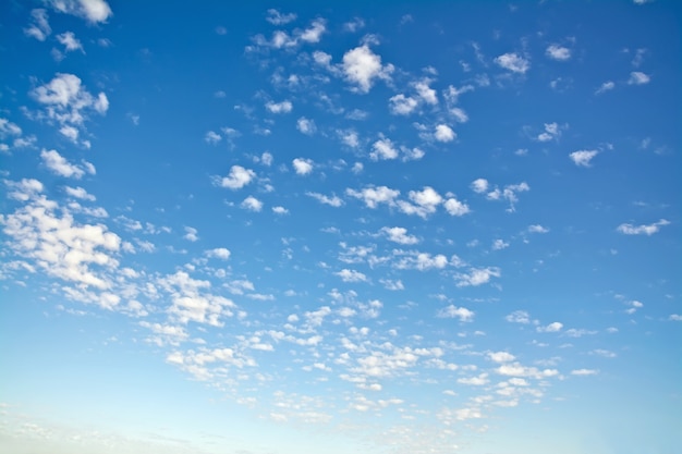 Petits nuages blancs contre un ciel bleu