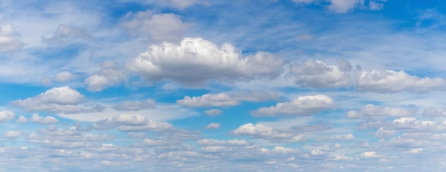 Petits nuages bouclés blancs dans le ciel bleu