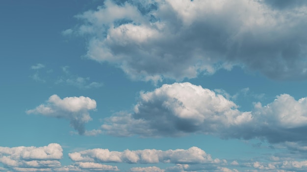 De petits nuages moelleux par une journée ensoleillée, des nuages blancs gonflés, des cumulus de nuages, une atmosphère nuageuse.