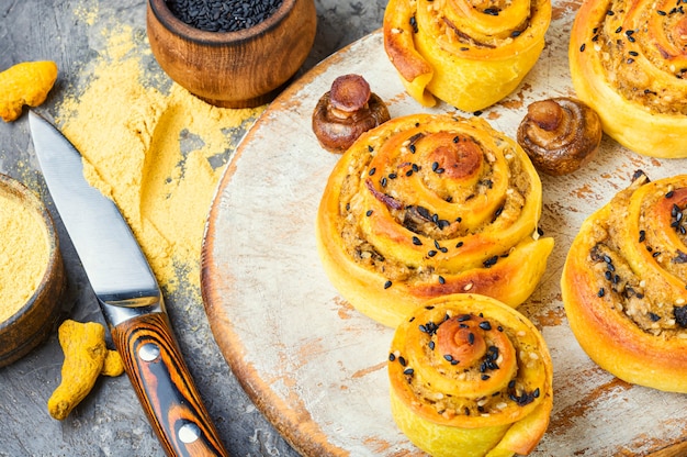 Petits pains au curcuma fourrés aux légumes