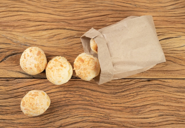 Petits Pains Au Fromage Brésilien Typique Dans Un Sac En Papier Sur Une Table En Bois.