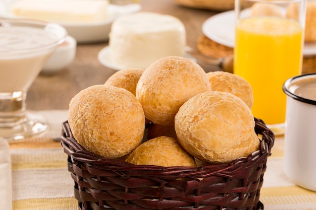Photo petits pains au fromage brésiliens. café de table le matin avec pain au fromage et fruits.