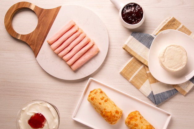 Petits pains au fromage brésiliens. Café de table le matin avec pain au fromage.