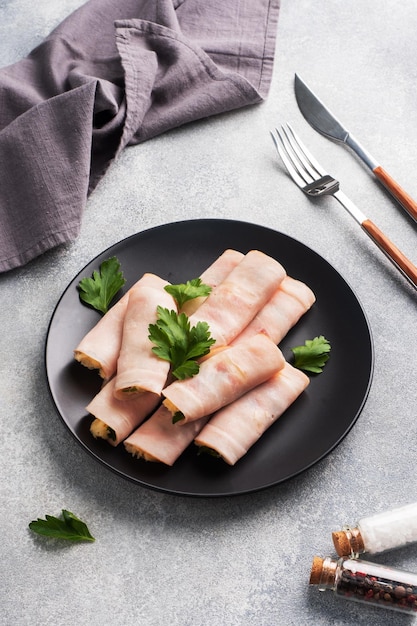 Petits pains au jambon et au fromage sur une assiette Délicieux apéritif carbonate de viande et fromage à la crème