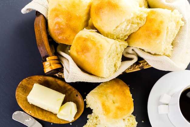 Petits pains au levain fraîchement cuits sur fond noir.