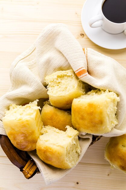 Petits pains au levain fraîchement cuits sur la table.