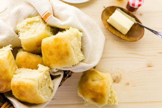 Petits pains au levain fraîchement cuits sur la table.