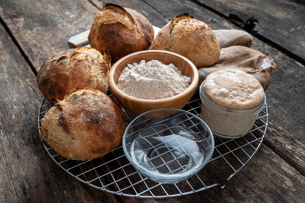 Petits pains au levain et ingrédients du pain