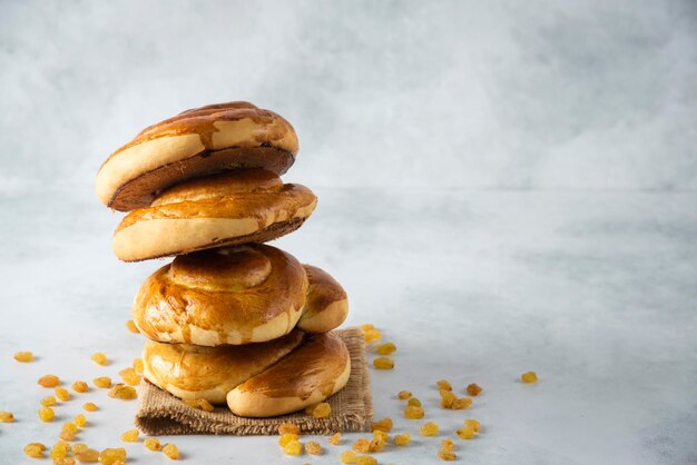 Petits pains aux raisins sur fond blanc