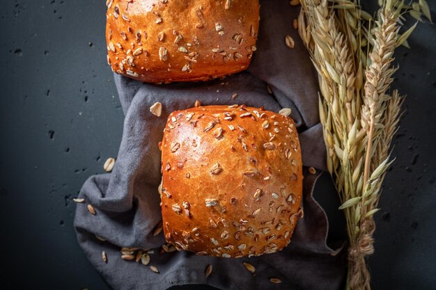 Petits pains d'avoine rustiques et sains cuits dans une cuisine rustique