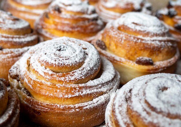 Petits pains à la cannelle et au sucre en poudre Le concept de cuisiner de délicieux plats à la maison fait maison