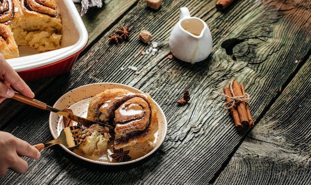 Petits Pains à La Cannelle Fraîchement Cuits Au Four Avec Crème à La Vanille. Cinnabon, Bannière, Menu, Lieu De Recette Pour Le Texte, Vue De Dessus