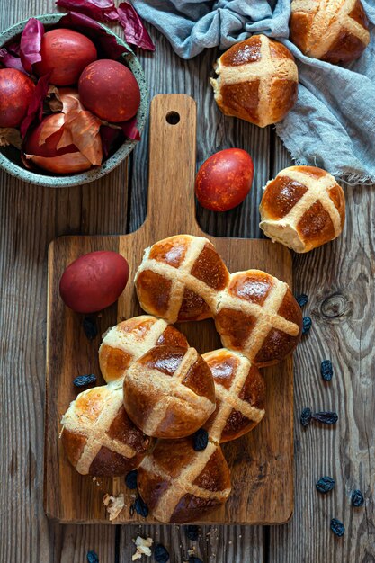 Petits pains chauds aux raisins secs pâtisserie européenne anglaise traditionnelle pour la semaine de Pâques