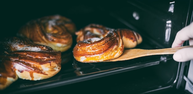 Petits pains chauds sur une plaque à pâtisserie