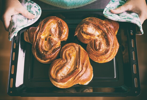 Petits pains chauds sur une plaque à pâtisserie