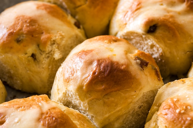 Petits pains chauds traditionnels de Pâques