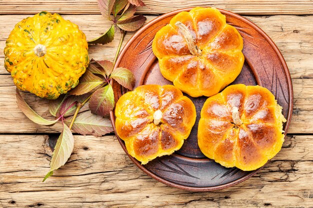 Petits pains à la citrouille faits maison.