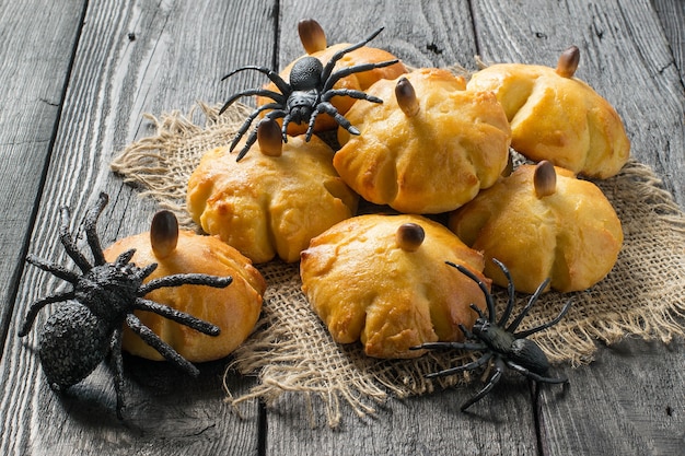 Photo petits pains à la citrouille sucrés faits maison et araignées noires pour la fête d'halloween