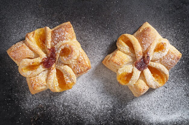 Petits pains avec de la confiture