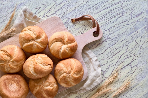 Petits pains croustillants ronds, connus sous le nom de rouleaux de Kaiser ou de Vienne sur une serviette en lin