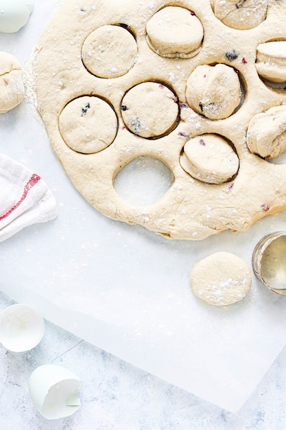 Petits pains crus découpés sur une plaque à pâtisserie