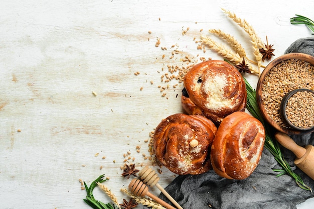 Petits pains faits maison avec de la confiture Cuisson à partir de seigle et de farine Vue de dessus Style rustique