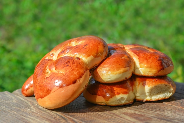 Petits pains faits maison sur une table dans le jardin