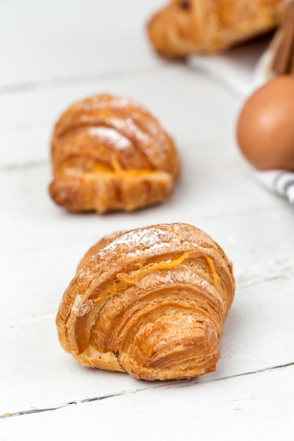 Petits pains fraîchement cuits aux amandes. Croissants et brioches