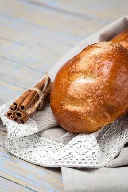 Petits pains fraîchement cuits aux amandes. Croissants et brioches