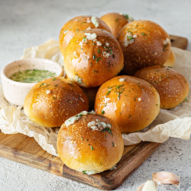 Petits pains fraîchement cuits (pampushki) avec de l'ail et de l'aneth pour le premier plat (soupe) sur une plaque à pâtisserie.