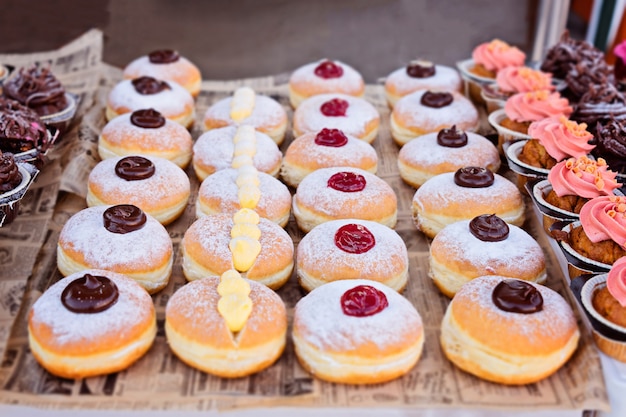 Petits pains frais avec de la confiture, de la crème et du chocolat