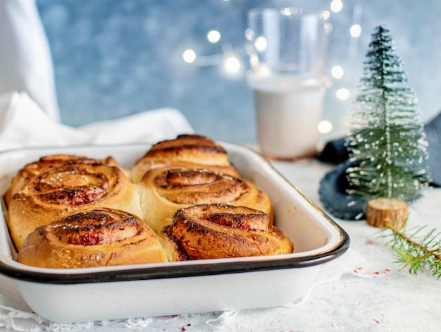 Petits pains frais faits maison avec confiture de cerises