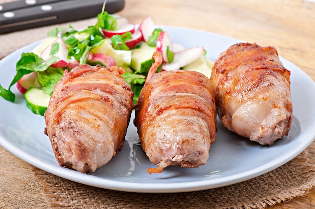 Petits pains grillés enrobés de lardons